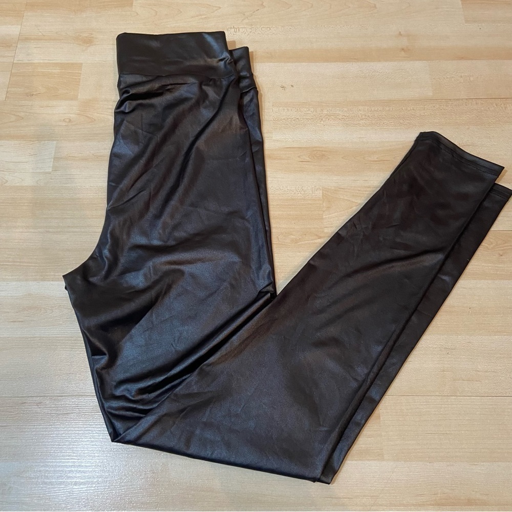 BNWT Boohoo women's black front‎  zip wet look leggings in size 6